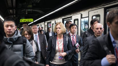 Congresistas intentando llegar en metro al MWC, ayer.