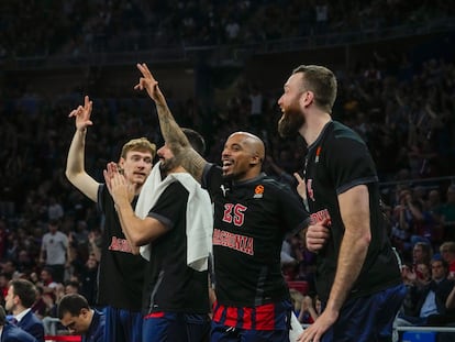 Los jugadores del Baskonia celebran una acción de su equipo durante el partido de este viernes ante el Virtus Bolonia en Vitoria.