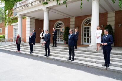 El secretario general de UGT, Pepe Álvarez; el secretario general de CCOO, Unai Sordo; el presidente del Gobierno, Pedro Sánchez; el presidente de la CEOE, Antonio Garamendi, y el presidente de la patronal de las pymes (Cepyme), Gerardo Cuerva (izda a dcha, delante), el ministro de Seguridad Social, José Luis Escrivá; la ministra de Hacienda, María Jesús Montero; el vicepresidente de Derechos Sociales y Agenda 2030, Pablo Iglesias; la vicepresidenta de Asuntos Económicos y para la Digitalización, Nadia Calviño; y la ministra de Trabajo, Yolanda Díaz, posan antes de la firma este lunes del acuerdo con el que se prorrogan los expedientes de regulación temporal de empleo (ERTE) por fuerza mayor hasta el 30 de junio. EFE/Fernando Calvo, JM Cuadrado y Borja Puig de la Bellacasa.