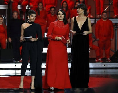 Las actrices María León, Silvia Abril y Belén Cuesta, en el escenario de la gala de los Premios Goya.