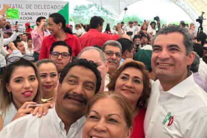 Ochoa con militantes del PRI en Tabasco.