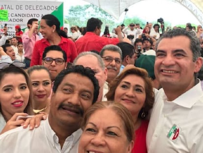 Ochoa con militantes del PRI en Tabasco.