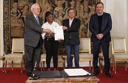 El presidente Gustavo Petro y la vicepresidenta Francia Márquez sostienen la ley de reforma tributaria firmada, el 13 de diciembre.