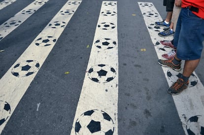 Vista de un paso de peatones decorado con balones de fútbol a las afueras del estadio de Maracaná en Río de Janeiro (Brasil)