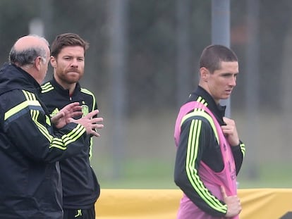 Alonso conversa con Del Bosque en un entrenamiento.