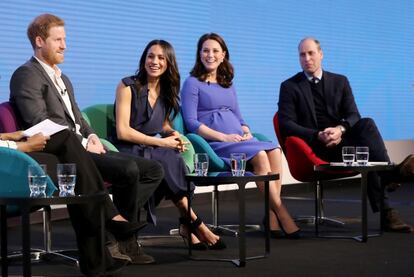 Rápidamente Meghan Markle pareció integrarse en la familia real británica. Incluso antes de su boda ya acudió a algunos actos, especialmente con sus cuñados. Al cuarteto se le llegó a llamar los 'Fab Four'. Aquí, en un acto sobre salud mental en febrero de 2018 en Londres con Enrique y los duques de Cambridge, Kate y Guillermo.