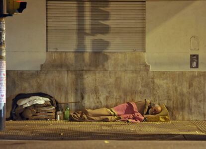 Un hombre duerme en una de las calles de Buenos Aires.