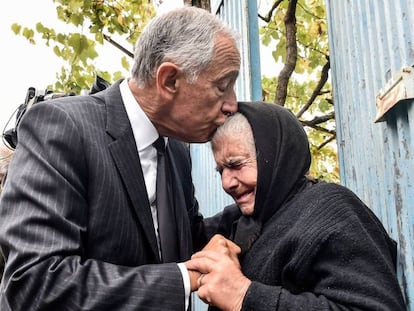 El presidente luso, Marcelo Rebelo de Sousa, consuela a una anciana de Vouzela, v&iacute;ctima de los incendios.