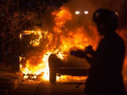 Carro incendiado durante protesto em S&atilde;o Paulo.