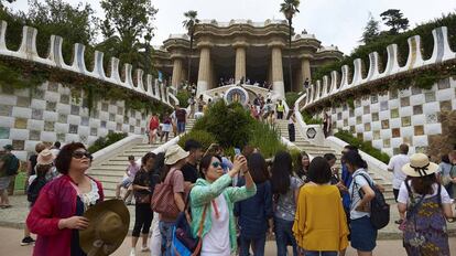 Los turistas pasean por la zona monumental del Park G&uuml;ell de Barcelona.