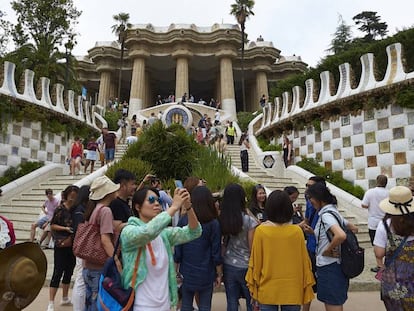 Los turistas pasean por la zona monumental del Park G&uuml;ell de Barcelona.