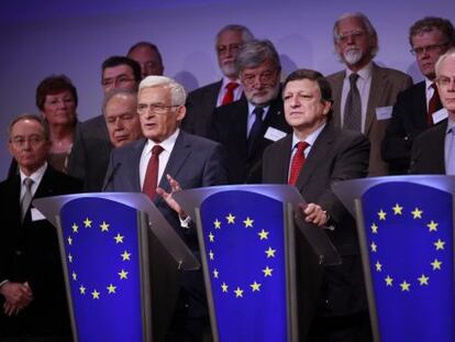 Los presidentes de la Comisi&oacute;n Europea, Jos&eacute; Manuel Durao Barroso (c), del Consejo Europeo, Herman Van Rompuy (dcha), y de la Euroc&aacute;mara, Jerzy Buzek (izda). 