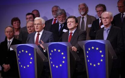 Los presidentes de la Comisi&oacute;n Europea, Jos&eacute; Manuel Durao Barroso (c), del Consejo Europeo, Herman Van Rompuy (dcha), y de la Euroc&aacute;mara, Jerzy Buzek (izda). 