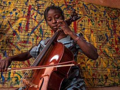 Sadia, de 16 años, toca el chelo en la escuela de música de la Asociación Musical para los Niños del Mundo, de Ouagadougou, en Burkina Faso.