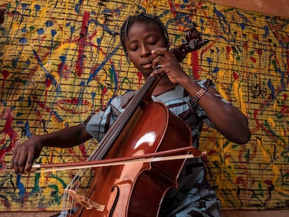 Sadia, de 16 años, toca el chelo en la escuela de música de la Asociación Musical para los Niños del Mundo, de Ouagadougou, en Burkina Faso.