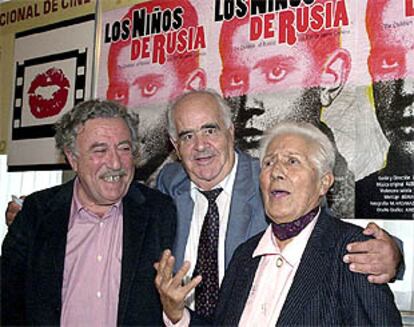 Jaime Camino (izquierda), junto a los dos protagonistas de su película <i>Los niños de Rusia</i>, Marino Polo y Araceli Sánchez, en Valladolid.