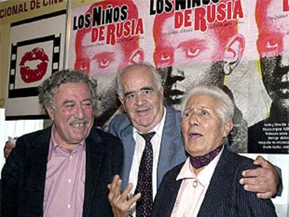 Jaime Camino (izquierda), junto a los dos protagonistas de su película <i>Los niños de Rusia</i>, Marino Polo y Araceli Sánchez, en Valladolid.