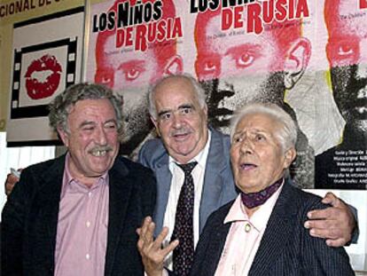 Jaime Camino (izquierda), junto a los dos protagonistas de su película <i>Los niños de Rusia</i>, Marino Polo y Araceli Sánchez, en Valladolid.