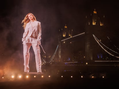 The giant hologram of Gisele Bündchen in London.