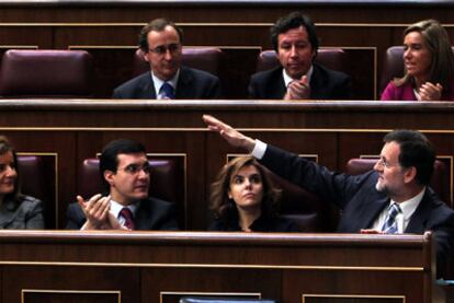 Mariano Rajoy es aplaudido por diputados de su partido, ayer durante la sesión de control al Gobierno en el Congreso.