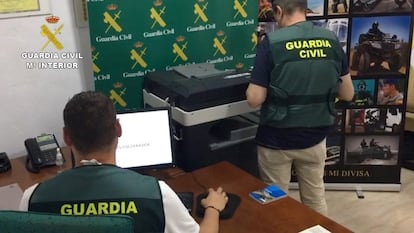 Agentes de la Guardia Civil desmantelan un entramado dedicado a falsificar diplomas de cursos de formación.