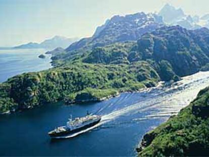 Un barco navega por el Trollfjord, el fiordo de los Trolls, en la accidentada costa noruega.