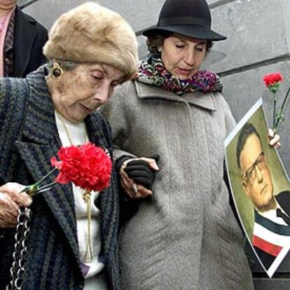 Hortensia Bussi, con su hija Isabel, en Santiago de Chile, el 11 de septiembre de 2000.

 / ASSOCIATED PRESS