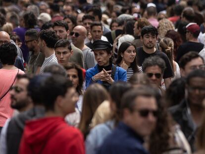 Una multitud de gente en la Rambla de Barcelona el 23 de abril.