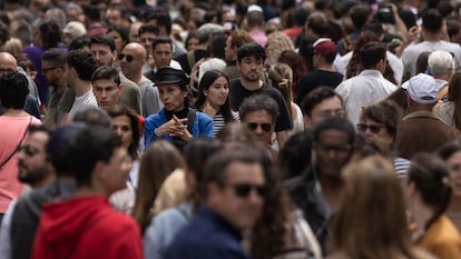 Una multitud de gente en la Rambla de Barcelona el 23 de abril.