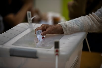  Para la jornada se establecieron restricciones para el funcionamiento de los centros comerciales, mientras que se otorgó un permiso de dos horas para que los trabajadores puedan acudir a votar.