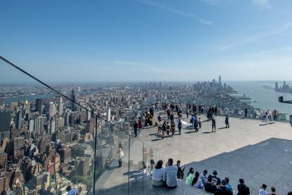 Visitantes disfrutan de las vistas desde el mirador localizado en el piso 100 de Hudson Yards, en Manhattan. Restaurantes, oficinas, tiendas, museos, barberías, parques de atracciones y gimnasios e instalaciones deportivas empezaron a funcionar a pleno rendimiento por primera vez en 14 meses.