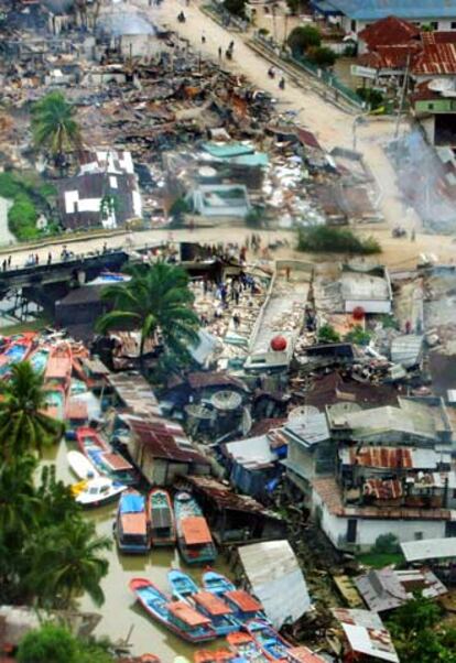 Imagen aérea de los destrozos causados por el terremoto en la ciudad indonesia de Gunungsitoli.