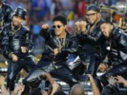 Bruno Mars, el nuevo rey del pop, conquista el mercado y recibe alabanzas de sus colegas pero ha pasado casi desapercibido en la Super Bowl y en los Grammys