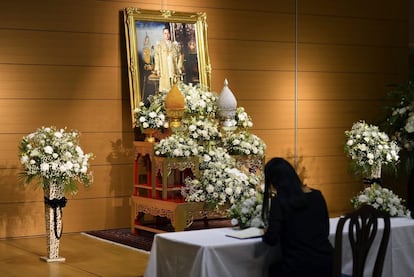 Una mujer firma en el libro de condolencias instalado en la Embajada de Tailandia en Tokio (Japón). 