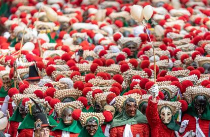 Participantes vestidos con capas rojas y sombreros decorados con caracoles durante el desfile de carnaval 'Schuttigsprung' en Elzach (Alemania), el 3 de marzo de 2019.