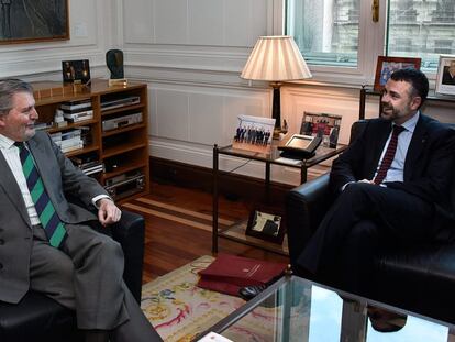 Méndez Vigo i Santi Vila, durant l'entrevista a la seu del ministeri.
