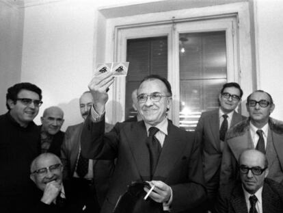 Santiago Carrillo muestra su carné de militante del Partido Comunista de España (PCE) en Madrid, en una rueda de prensa clandestina en 1976.