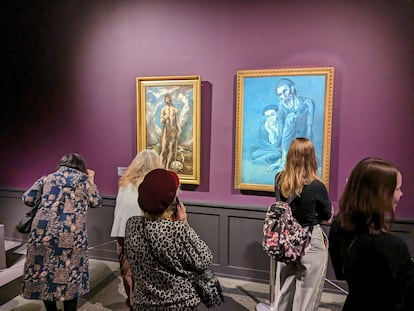 Varios visitando observado 'Juan Bautista', de El Greco (izquierda), y 'Viejo judío con un niño', de Picasso. 