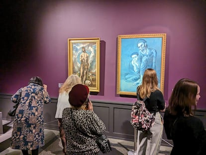 Varios visitando observado 'Juan Bautista', de El Greco (izquierda), y 'Viejo judío con un niño', de Picasso.