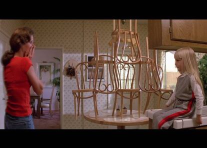 <p>Entre los "fenómenos extraños" a los que asistía la atribulada familia de <em>Poltergeist</em>, estaba una pirámide de sillas Thonet que se montaba en un segundo en medio de la cocina. Después de reaccionar con el horror con el que lo hace la madre, se puede apreciar la inmortal línea de diseño de una silla, habitual en hogares y bares, que cumple ya 160 años. Las peculiaridades y <a href="https://elpais.com/elpais/2019/01/29/icon_design/1548776484_863771.html" target="_blank">la historia de cómo nació este modelo</a> fueron desgranados ya en ICON Design. Además de en <em>Poltergeist</em>, la Thonet 14 aparece en películas como <em>Cabaret</em>, <em>Clueless</em> (Fuera de onda), <em>Julie y Julia</em>, <em>Flashdance</em> o <em>Ciudadano Kane</em>.