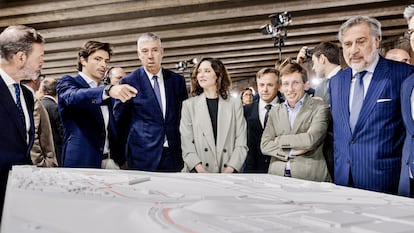 La presidenta de Madrid, Isabel Díaz Ayuso, el alcalde de la capital, José Luis Martínez Almeida, y el piloto Carlos Sainz, en la presentación del circuito de Fórmula 1 Madring, el 25 de abril.