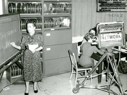 Ida Rhodes, durante la grabación de una entrevista en 1960.