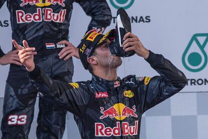 El australiano Daniel Ricciardo encabezó, por delante de su compañero holandés Max Verstappen, un doblete de Red Bull en el Gran Premio de Malasia, en el que el alemán Nico Rosberg (Mercedes) acabó tercero para ampliar su liderato en el Mundial de Fórmula Uno, al beneficiarse del abandono de su compañero y rival inglés Lewis Hamilton. En la imagen, Ricciardo celebra su victoria en el Gran Premio de Malasia.