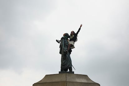 Una mujer sube a la estatua de Simn Bolvar durante la marcha que conmemora el Da Internacional de la Mujer en Bogot, Colombia. 