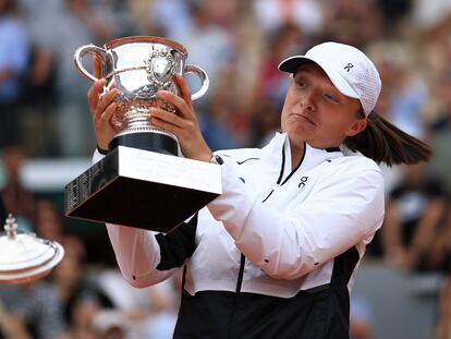 Iga Swiatek celebrates winning the women's final match of the French Open tennis tournament at the Roland Garros stadium in Paris.