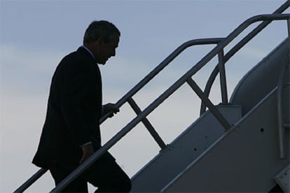 George W. Bush sube las escaleras del avión presidencial el pasado jueves en Biloxi, ciudad arrasada por el Katrina.