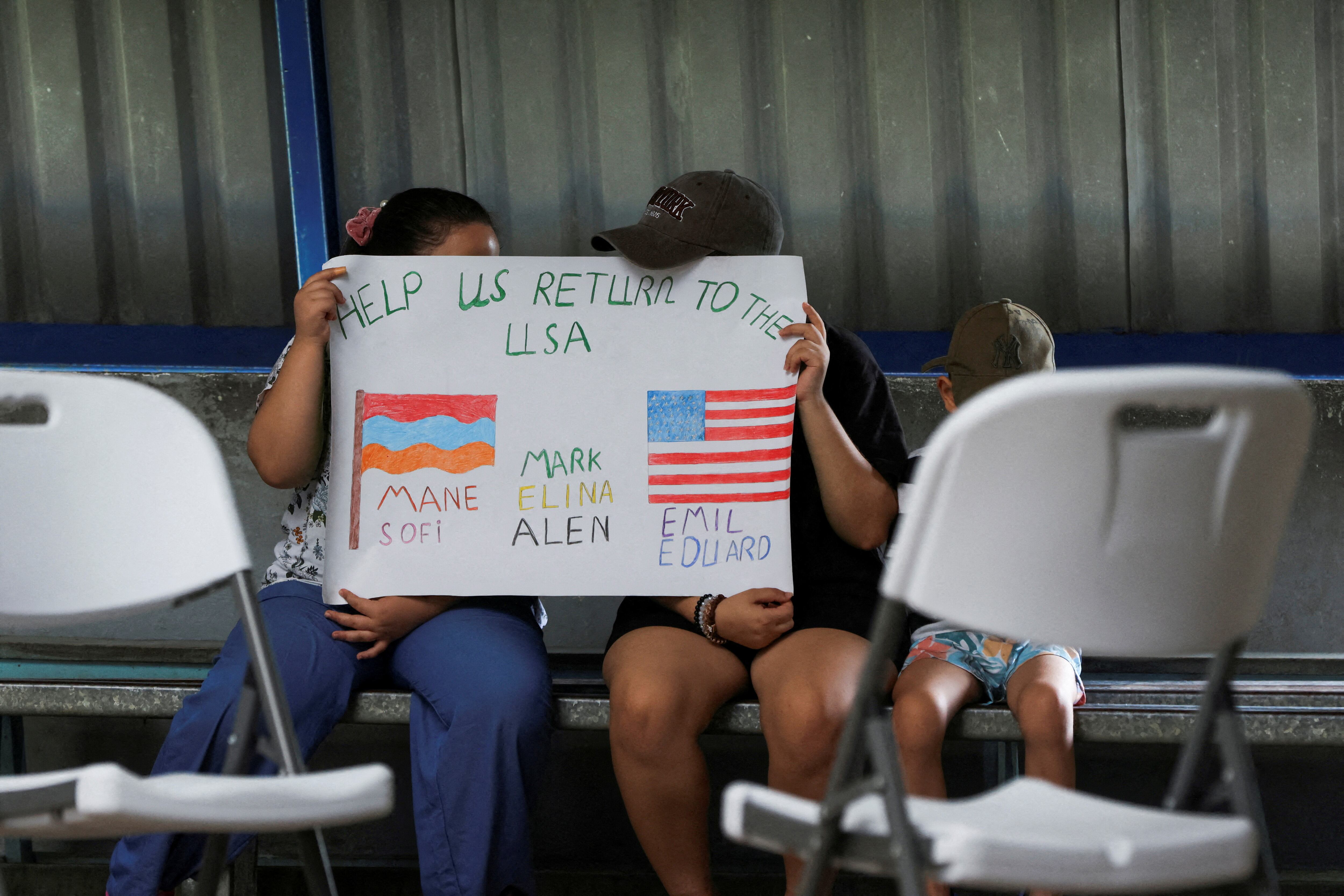 HRW denuncia el trato “abusivo” contra los 200 inmigrantes deportados de Estados Unidos a Costa Rica