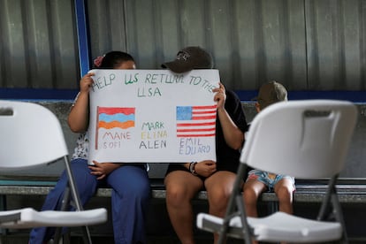 Migrantes deportados por Estados Unidos, en Puntarenas, Costa Rica, el 31 de marzo de 2025.