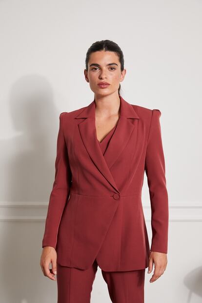 Si buscas una americana femenina y elegante, te gustará esta de Bimani, de un solo botón, cruzada y con los hombros marcados. Está disponible en seis colores diferentes. 129€