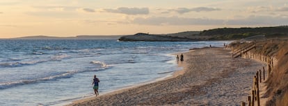 Un atardecer en la playa de Son Bou, en la isla de Menorca.